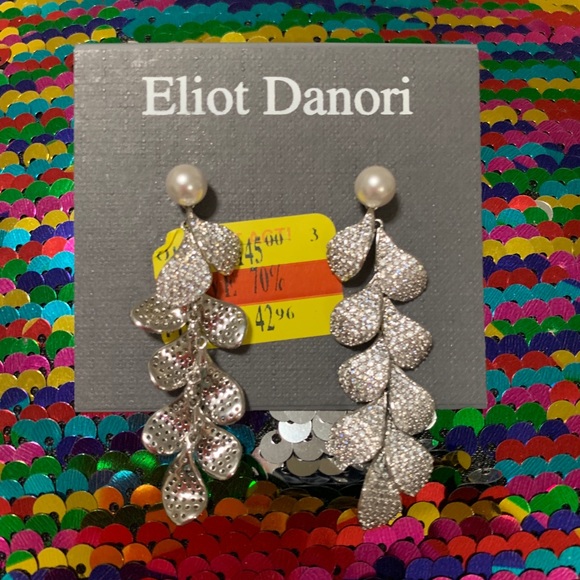 Earring - Picture 1 of 1